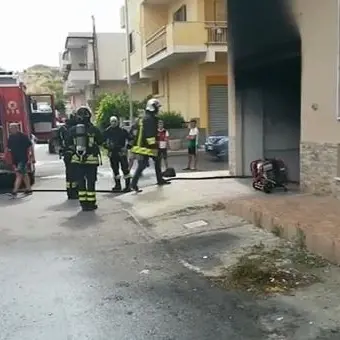 Incendio in un garage nel Crotonese, messe in salvo sei persone: video