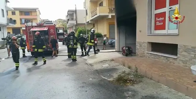 Incendio in un garage nel Crotonese, messe in salvo sei persone: video