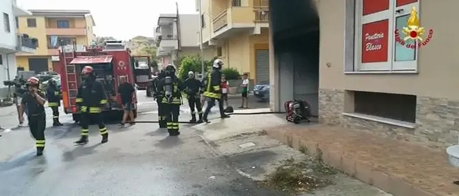 Incendio in un garage nel Crotonese, messe in salvo sei persone: video