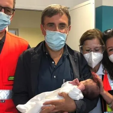 Bari, neonato abbandonato in una culla davanti ad una chiesa: «Ti ameremo per sempre»