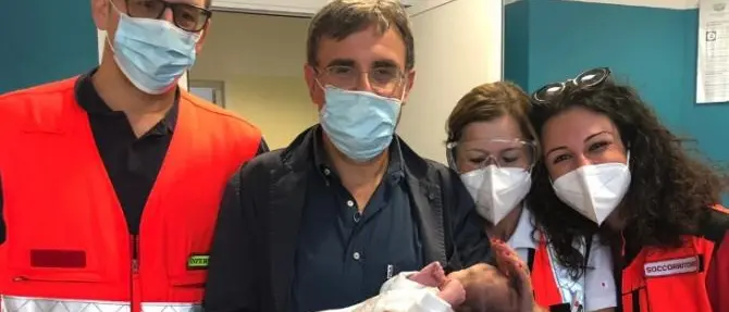 Bari, neonato abbandonato in una culla davanti ad una chiesa: «Ti ameremo per sempre»