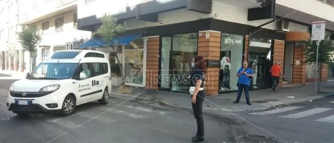 Cosenza: provoca incidente, finisce contro la vetrina di un negozio e fugge