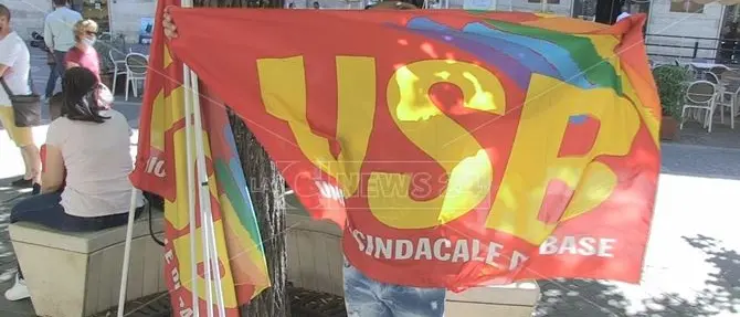 Cosenza, protestano gli addetti alle pulizie: «Stipendi in ritardo. Non ne possiamo più»