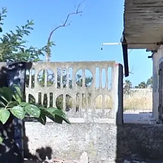 Corigliano-Rossano, fabbricato abusivo vicino dal mare. I residenti: «Un insulto»