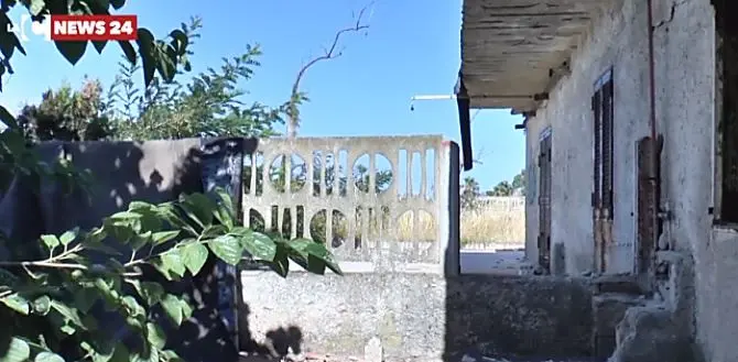 Corigliano-Rossano, fabbricato abusivo vicino dal mare. I residenti: «Un insulto»