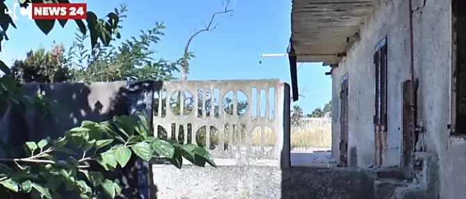 Corigliano-Rossano, fabbricato abusivo vicino dal mare. I residenti: «Un insulto»