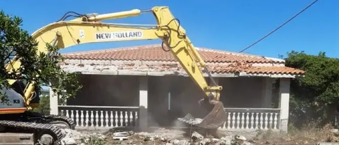 Crotone, demolite tre ville del boss Grande Aracri: ci sono voluti 22 anni