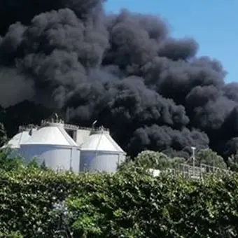 Vasto incendio nel depuratore di Gioia, vigili del fuoco sul posto: video