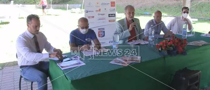 La prima volta del nuoto in un lago calabrese nelle acque di Lorica