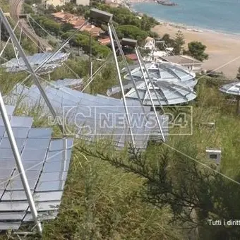 I pannelli solari (abusivi) dell’ospedale di Cetraro: vanno abbattuti e la Regione rivuole 2 milioni