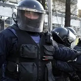 Prende in ostaggio 20 persone su un bus: ha con sè armi ed esplosivi