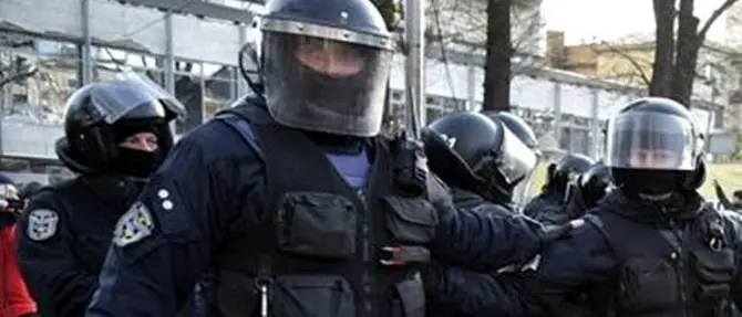 Prende in ostaggio 20 persone su un bus: ha con sè armi ed esplosivi