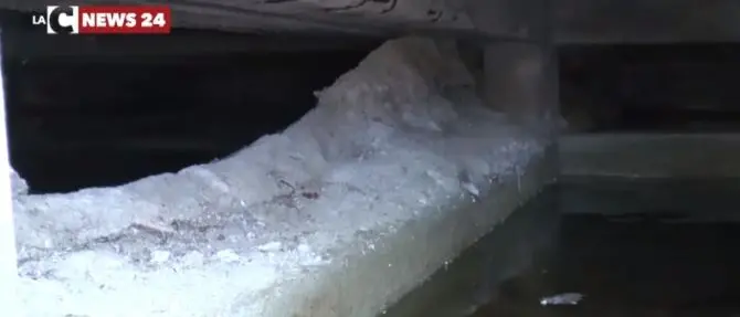 Case popolari immerse nell'acqua nel Cosentino, l'ira dei residenti: «Non se ne può più»