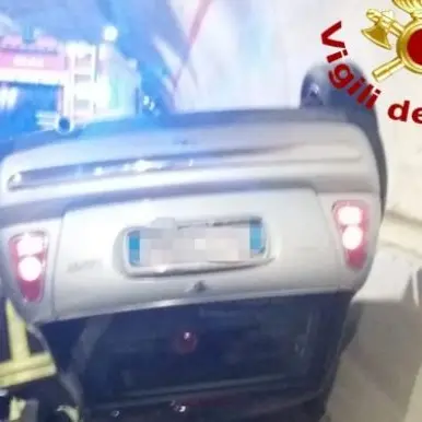 Incidente nel Catanzarese, auto perde il controllo e si ribalta in galleria