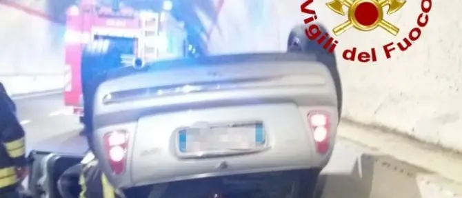 Incidente nel Catanzarese, auto perde il controllo e si ribalta in galleria