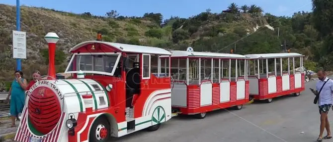 Ricadi, il Comune blocca il trenino dei turisti pagato dagli hotel: «Intralcia»