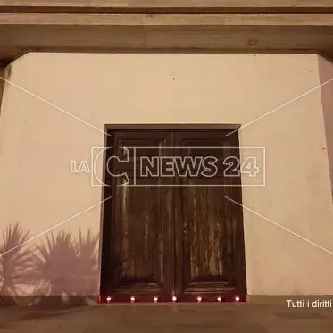 Lattarico, chiese al buio per risparmiare sulle bollette: fedeli in protesta