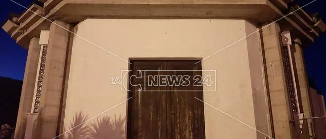 Lattarico, chiese al buio per risparmiare sulle bollette: fedeli in protesta