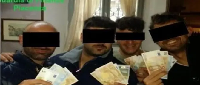 Carabinieri arrestati, il selfie con gli spacciatori: «Lockdown? Di' che ti abbiamo già controllato»