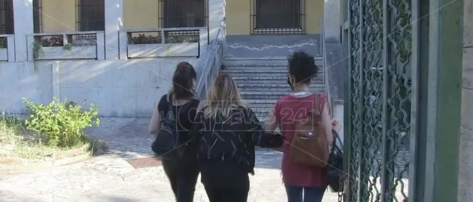 Cosenza, meno ore per assistere i dializzati. Le famiglie: «Come faremo?»