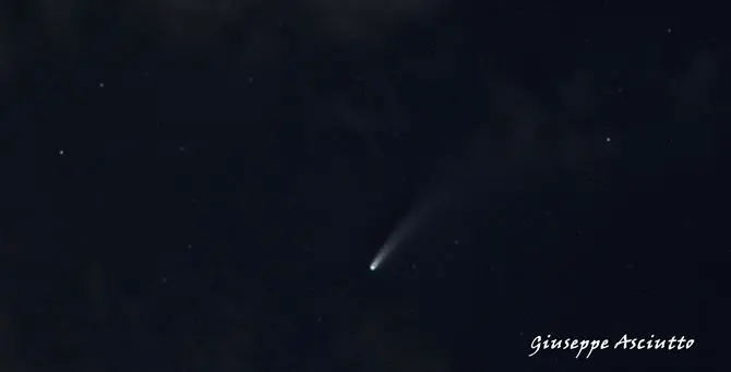 La cometa sulla Calabria: le foto spettacolari del passaggio nel cielo dello Stretto