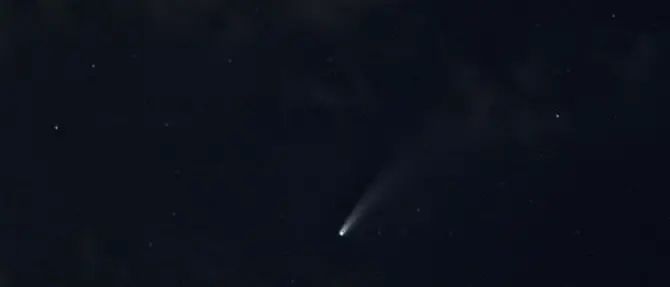 La cometa sulla Calabria: le foto spettacolari del passaggio nel cielo dello Stretto
