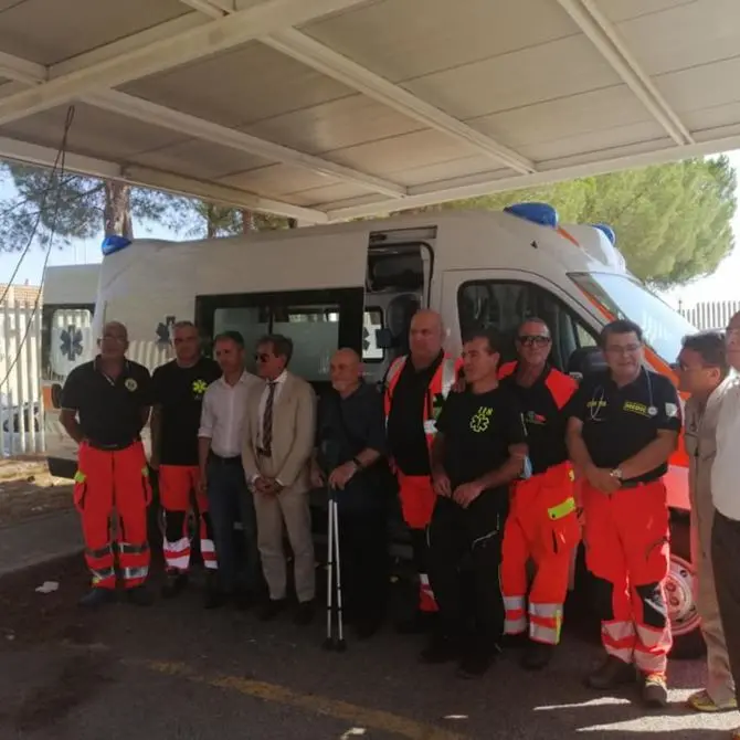 Africo, con i risparmi di una vita dona un'ambulanza all'ospedale di Locri
