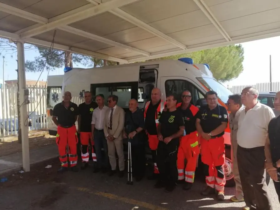 Africo, con i risparmi di una vita dona un'ambulanza all'ospedale di Locri