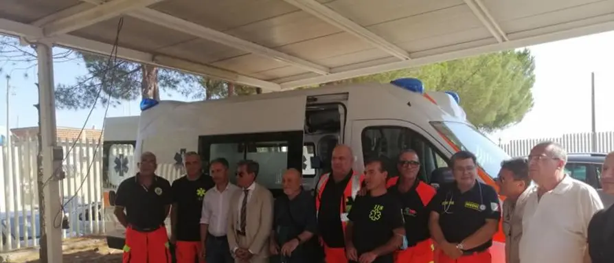 Africo, con i risparmi di una vita dona un'ambulanza all'ospedale di Locri