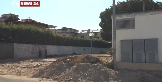 Corigliano Rossano, abbattuto vecchio edificio: in ansia per i migranti che l’abitavano
