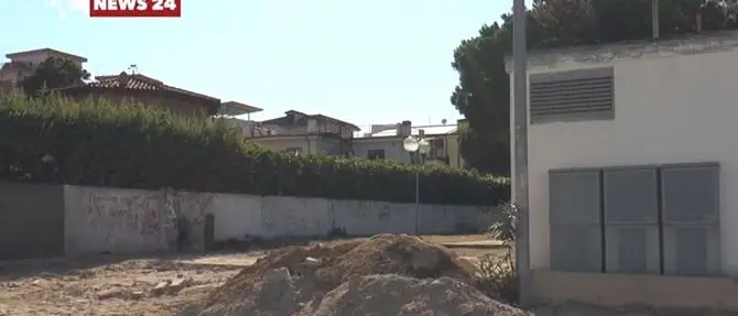 Corigliano Rossano, abbattuto vecchio edificio: in ansia per i migranti che l’abitavano