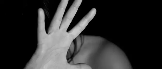 Chiude in casa, violenta e picchia la compagna per anni: un arresto a Lamezia