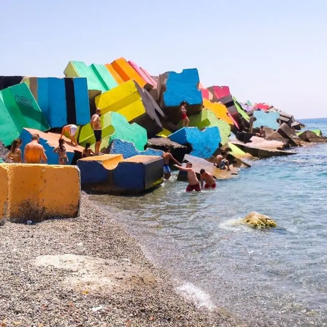 Catanzaro, l'artista Sirelli torna a colorare gli scogli del porto