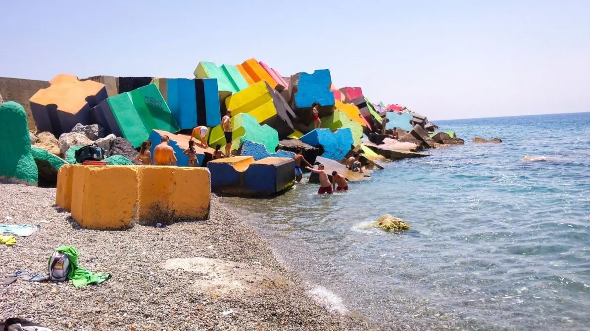 Catanzaro, l'artista Sirelli torna a colorare gli scogli del porto