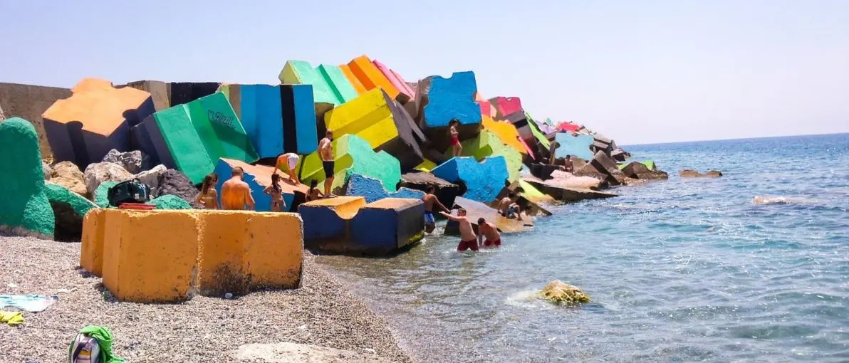Catanzaro, l'artista Sirelli torna a colorare gli scogli del porto