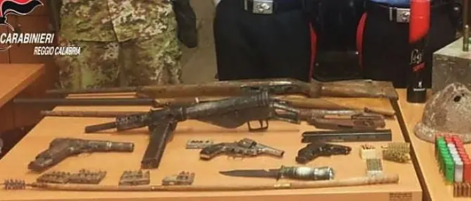 Armi da guerra nel solaio, arrestati madre e figlio in Aspromonte
