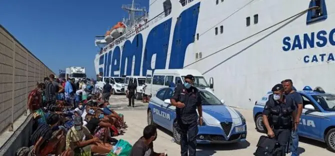 Ancora sbarchi di migranti a Lampedusa, il sindaco: «Proclamo lo stato d’emergenza»