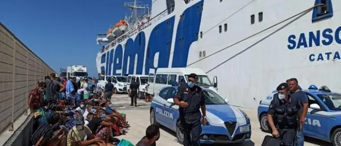 Ancora sbarchi di migranti a Lampedusa, il sindaco: «Proclamo lo stato d’emergenza»