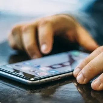 «Meglio che tua moglie non veda queste foto», ricattato professionista di Cosenza: un arresto