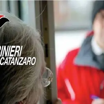 Derubarono un'anziana nel lametino fingendosi impiegati comunali: due arresti