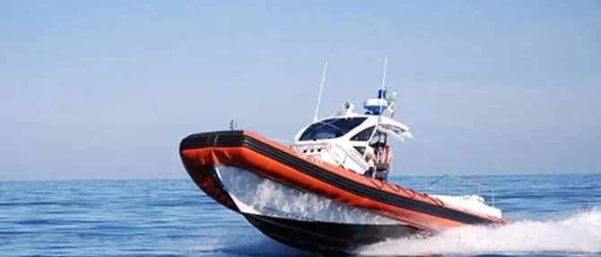 Incendio su un'imbarcazione a largo di Scilla: messe in salvo sette persone