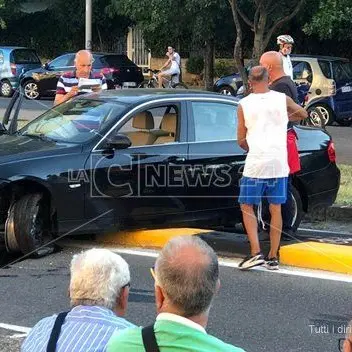 Incidente a Cosenza, sbanda e finisce sul cordolo della pista ciclabile