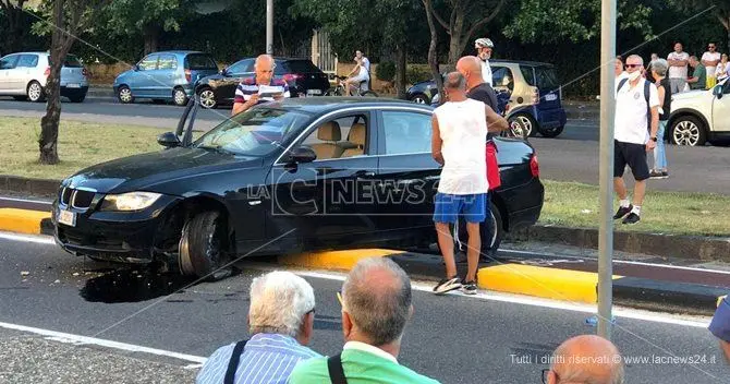 Incidente a Cosenza, sbanda e finisce sul cordolo della pista ciclabile