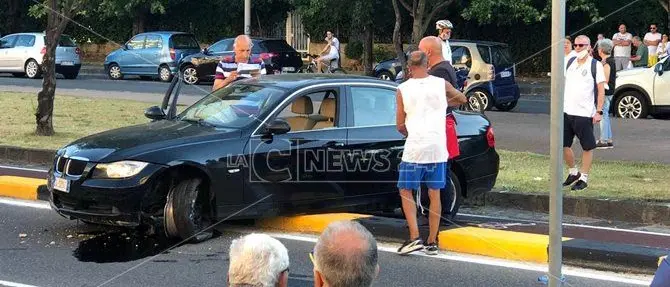 Incidente a Cosenza, sbanda e finisce sul cordolo della pista ciclabile