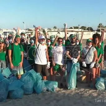 Spiagge pulite, a Soverato giovani volontari in azione: video