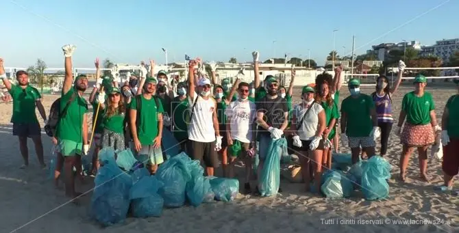 Spiagge pulite, a Soverato giovani volontari in azione: video