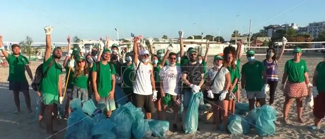 Spiagge pulite, a Soverato giovani volontari in azione: video