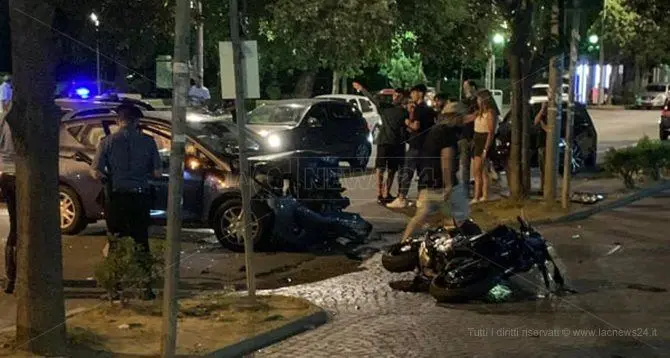 Rende, si scontrano un'auto e una moto a Commenda: ferito il centauro