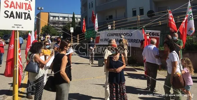 Sanità, Cgil in piazza a Castrovillari: «Riaprire gli ambulatori e potenziare l'ospedale»