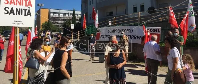 Sanità, Cgil in piazza a Castrovillari: «Riaprire gli ambulatori e potenziare l'ospedale»